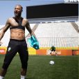Neymar exibiu a barriga sarada em sua rede social