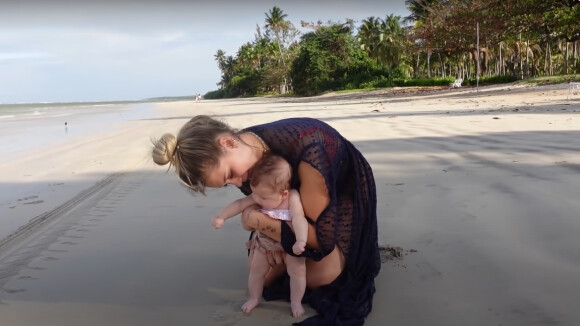 Virgínia Fonseca leva filha para a praia pela primeira vez e look da menina rouba a cena
