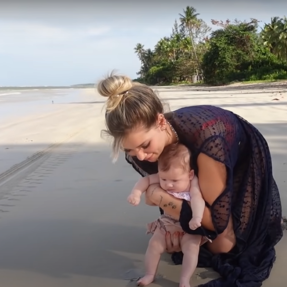 Virgínia Fonseca explicou que, por Maria Alice ser muito pequena, a menina ainda não podia colocar os pés na água