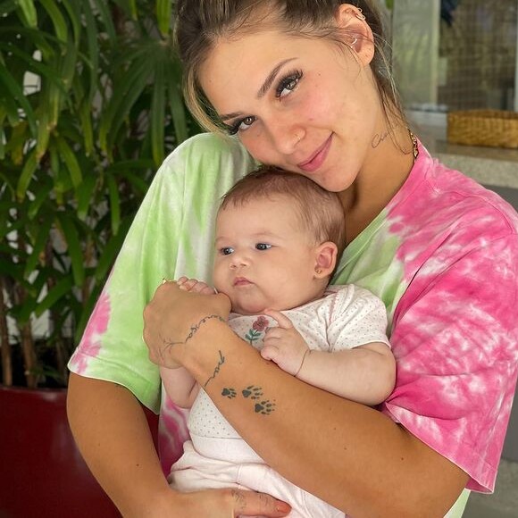 Virgínia explicou que Maria Alice ficou pouco na praia porque estava ventando muito