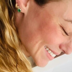 Paolla Oliveira exibe presente de Diogo Nogueira