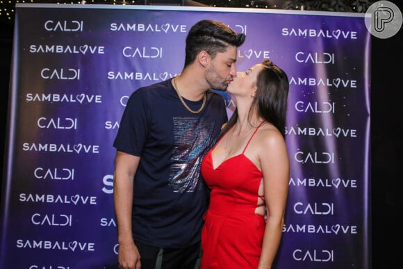 Dupla de Mariano, Munhoz trocou beijos com a namorada, Alana Neto, em evento