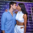 Mariano e Jakelyne Oliveira trocaram beijos na gravação do DVD do grupo de pagode Sambalove 