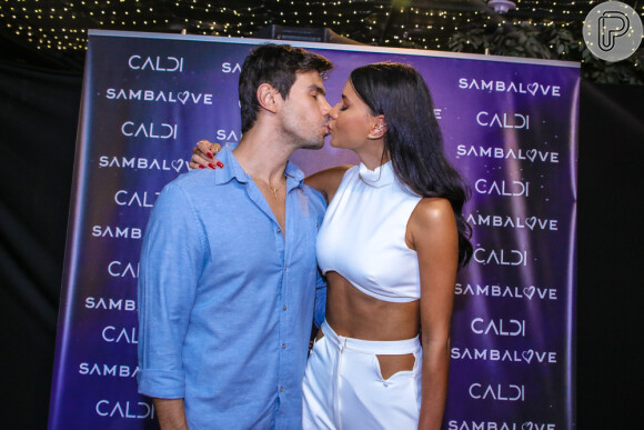 Mariano e Jakelyne Oliveira trocaram beijos na gravação do DVD do grupo de pagode Sambalove