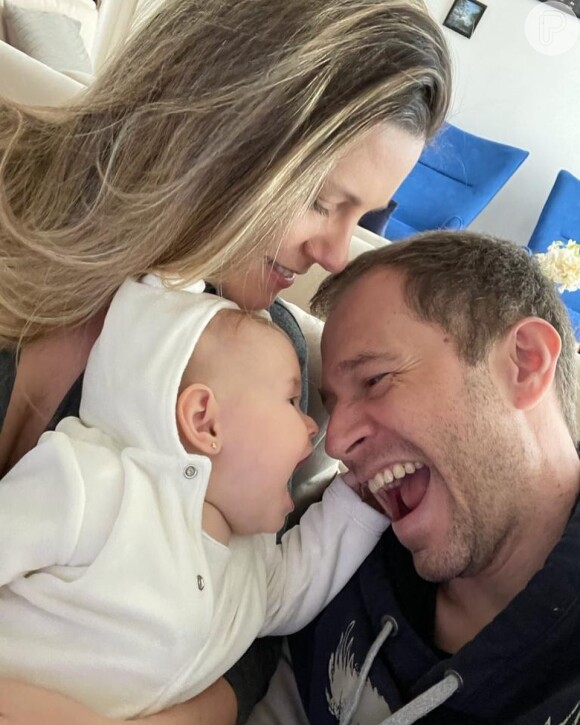 Tiago Leifert quer passar tempo com a mulher, Daiana Garbin a filha, Lua, de 9 meses e os sobrinhos após sair da Globo