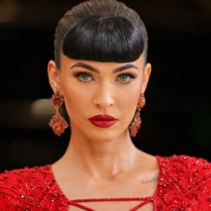 Franja de Megan Fox em MET Gala foi comparada ao penteado de Ronaldo Fenômeno na Copa de 2002