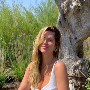 Giovanna Ewbank usa tons claros e estampas românticas durante o verão, com blusas e tops brancos para realçar o bronze