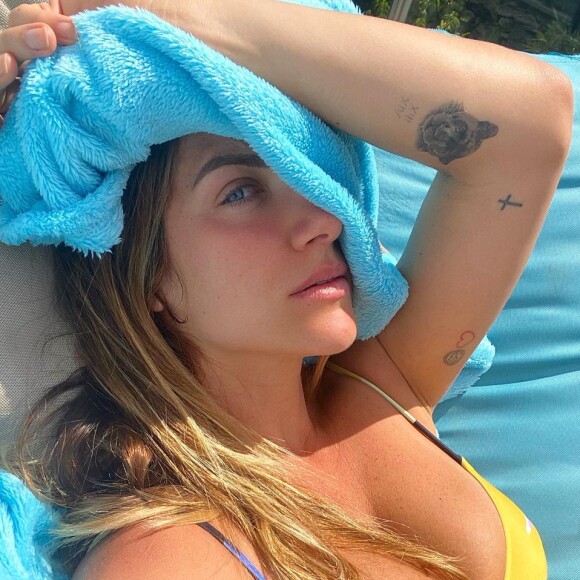 Giovanna Ewbank gosta de inovar nos tops das produções com biquíni, variando os modelos