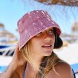 Giovanna Ewbank usa chapéus em estilo bucket para compor looks de biquíni na praia