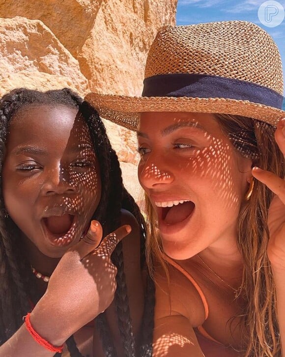 Giovanna Ewbank também opta por chapéus mais tradicionais para looks de verão e biquíni em moda praia
