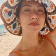 Giovanna Ewbank aposta em chapéus variados para se proteger do sol e compor o look com biquínis lisos