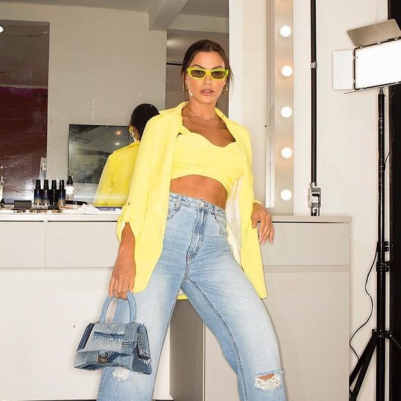 Andressa Suita não costuma usar muita calça jeans, mas quando aparece com uma, é de cintura alta