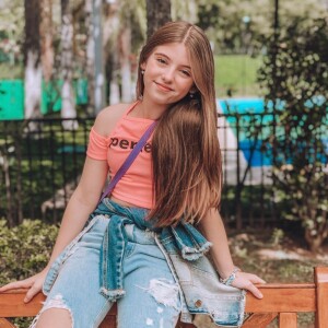 Lorena Queiroz comprova ter estilo aos 10 anos com destroyed jeans