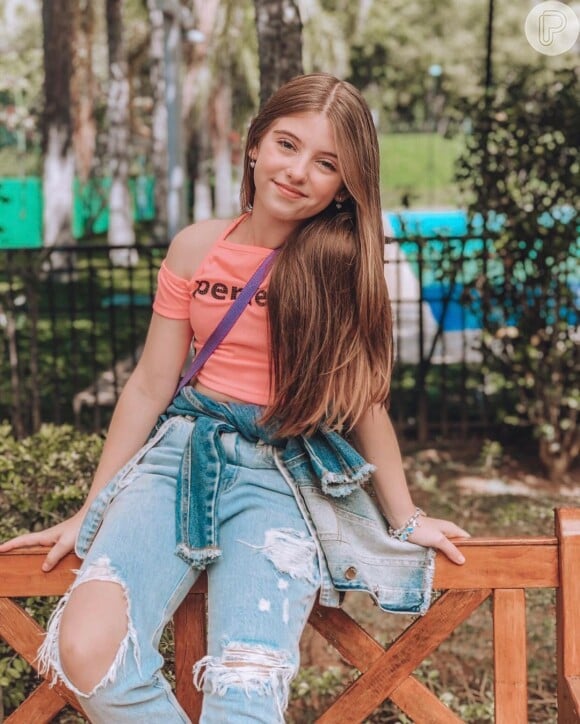 Lorena Queiroz comprova ter estilo aos 10 anos com destroyed jeans
