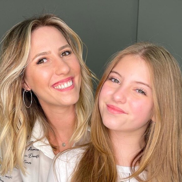 Lorena Queiroz também posta fotos em família, com a mãe, Gabriela