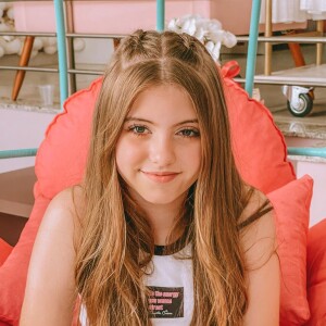 Aos 10 anos, Lorena Queiroz mostra muito estilo na web