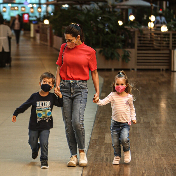 Thais Fersoza passeou de mãos dadas com Melinda e Teodoro no shopping