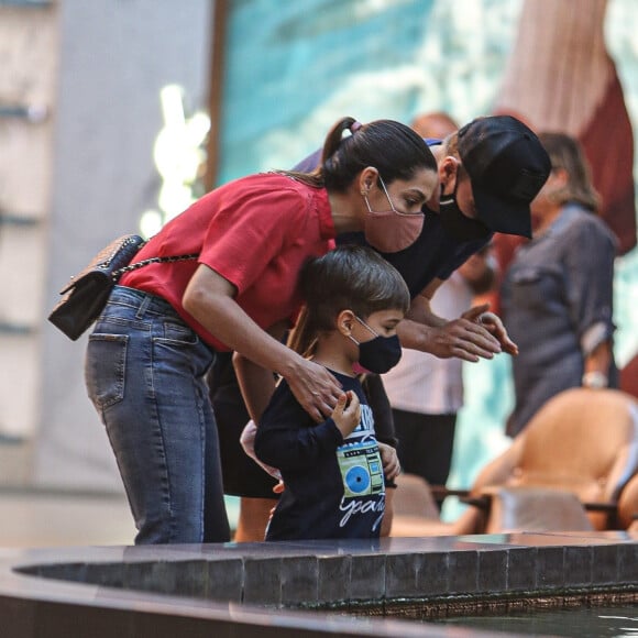 Michel Teló é fotografado em momento com filhos e Thais Fersoza