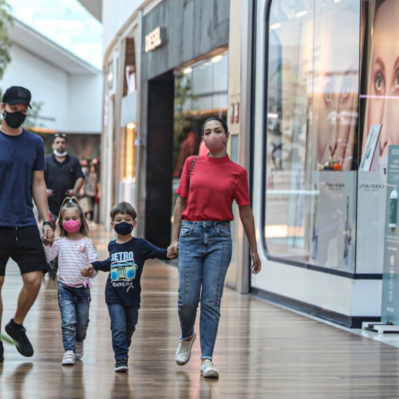 Sintonia de irmãos! Filhos de Michel Teló e Thais Fersoza roubam a cena em shopping. Fotos!