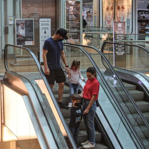 Michel Teló e Thais Fersoza passeiam com filhos em shopping no Rio de Janeiro