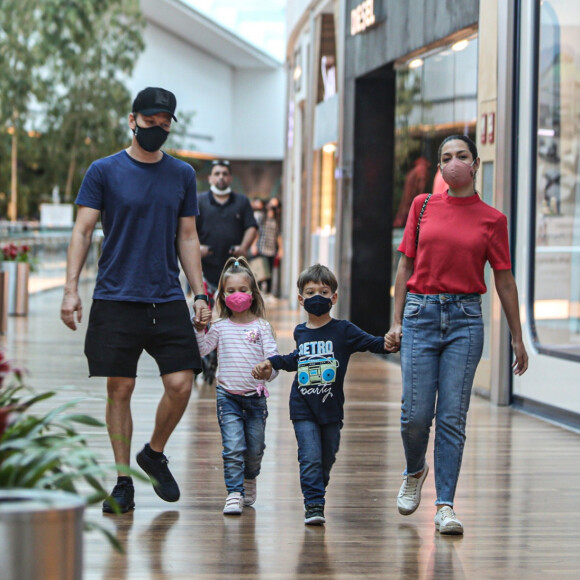 Filhos de Michel Teló e Thais Fersoza roubam a cena em shopping. Fotos!