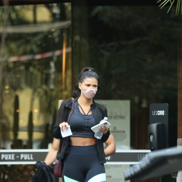 Jakelyne Oliveira opta por cores neutras para look fitness, mas calça traz mais estilo com detalhes geométricos