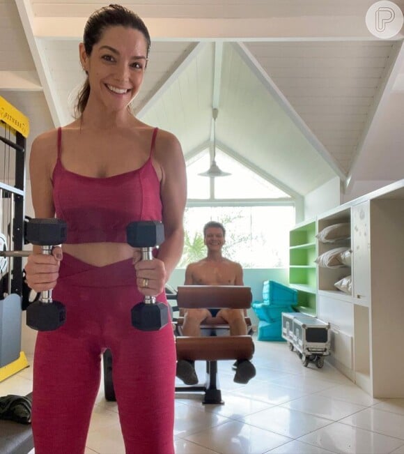 Moda fitness fas famosas: Thais Fersoza exibe looks monocromáticos para treinar em casa com Michel Teló