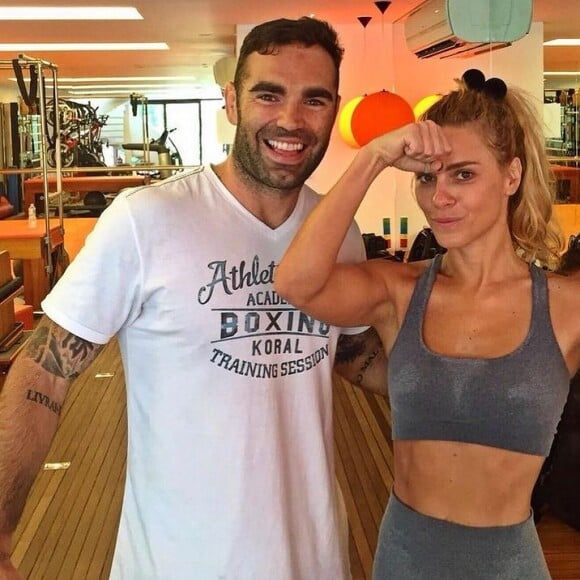 Moda fitness de Carolina Dieckmann: atriz varia nos looks para rotina de treinos e exercícios