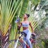 Look fitness de Erika Januza para andar de bicicleta: conjunto de top e calça monocromático