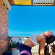 Ingrid Guimarães pratica ioga e opta pelo conforto da calça com top