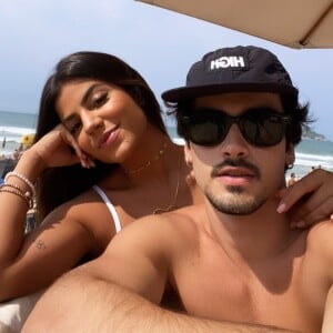 Hariany Almeida e José Victor Pires posam juntos em praia