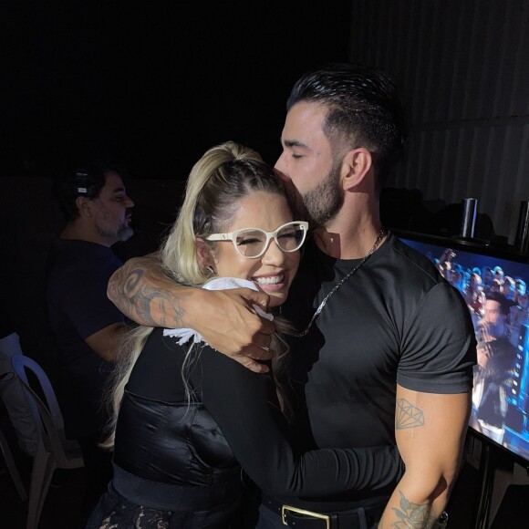 Marila Mendonça ganha beijo de Gusttavo Lima em encontro nos bastidores de show: 'Foto de fã'