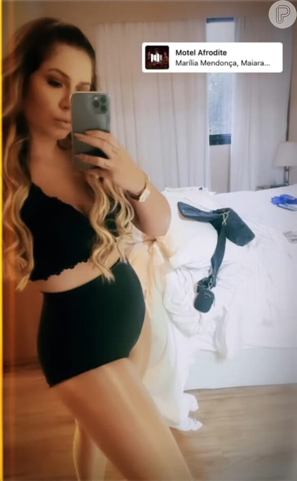 Marilia Mendonça exibiu a barriga em lingerie e hot pants antes de um show no sábado (25)
