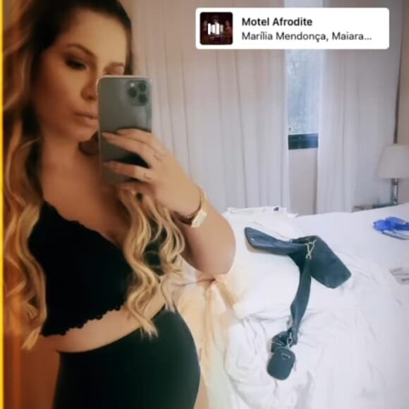 Marilia Mendonça exibiu a barriga em lingerie e hot pants antes de um show no sábado (25)