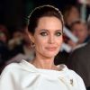 Elegante, Angelina Jolie posa no tapete vermelho na noite de première do filme 'Invencível', em Londres