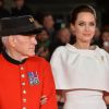 Angelina Jolie vai deslumbrante à pre,ière do filme 'Invencível', em Londres, na Inglaterra