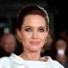 Angelina Jolie posa para fotos no red carpet da première do filme 'Invencível'