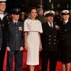 No tapete vermelho do filme 'Invencível', Angelina Jolie mostrou muita elegância
