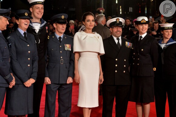 No tapete vermelho do filme 'Invencível', Angelina Jolie mostrou muita elegância