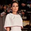 Angelina Jolie aposta em look discreto e elegante para prestigiar a première do filme 'Invencível', em Londres, na Inglaterra, nesta terça-feira, 25 de novembro de 2014