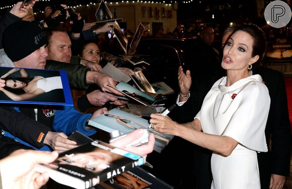 Angelina Jolie não escapou dos pedidos de autógrafos e atendeu os fãs com simpatia