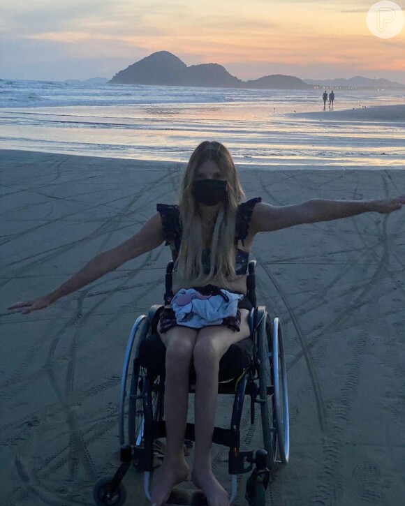 A influenciadora Andrea Schwarz ficou paraplégica por conta de uma lesão na coluna