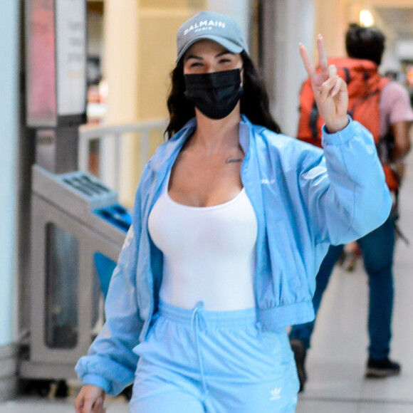 Andressa Suita escolheu conjunto esportivo para viagem e look destacou corpo em forma da modelo