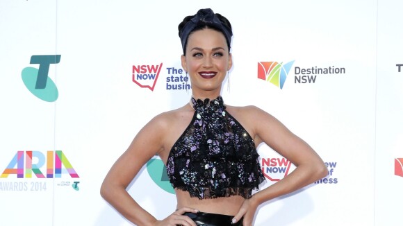 Katy Perry usa diamante no dente e look de R$ 17 mil em premiação na Austrália