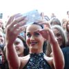 Katy Perry faz selfie com fãs na chegada ao Aria Awards