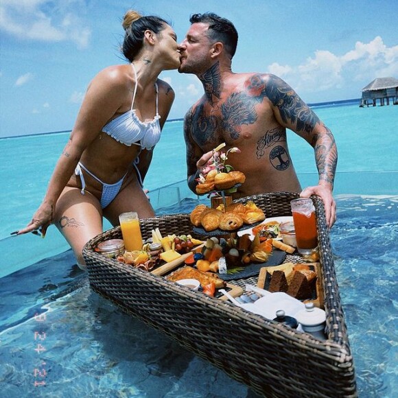 Cleo o marido, Leandro D'Lucca, tomam café da manhã dentro da piscina em lua de mel