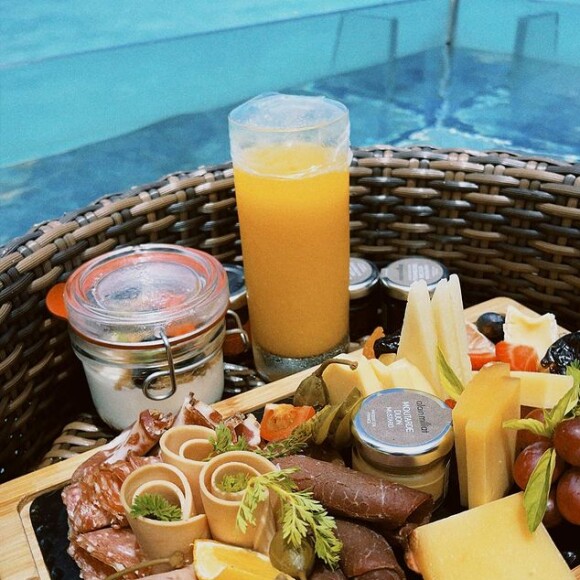 Café da manhã tinha frios e sucos naturais