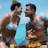 Cleo e o marido, Leandro D'lucca, aproveitam lua de mel nas Maldivas com café da manhã dentro d'água
