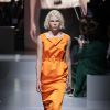 Vestido midi larnaja da Prada em Milão: comprimento ganhar força no verão 2022