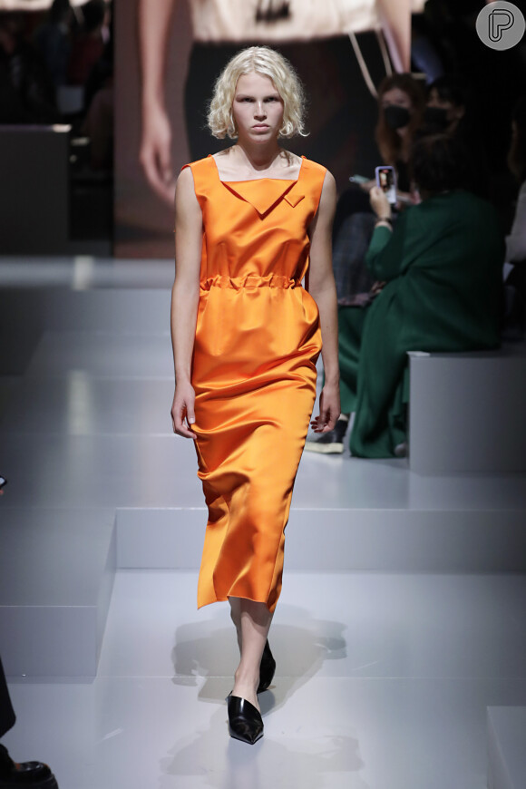 Vestido midi larnaja da Prada em Milão: comprimento ganhar força no verão 2022